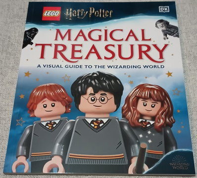 Harry Potter - Magical Treasury: A Visual Guide to the Wizarding World (Softcover)
