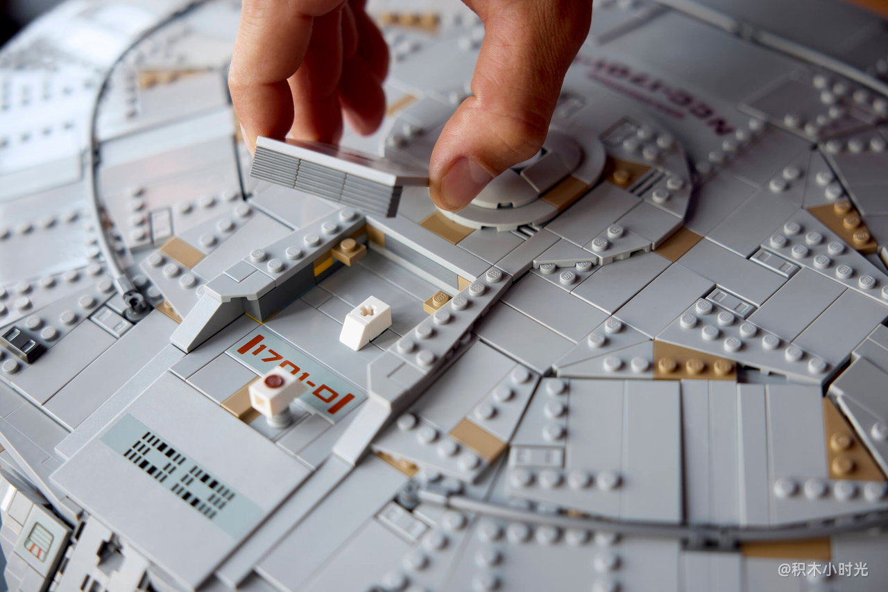 乐高 10356 星际迷航:联邦星舰企业号 NCC-1701-D™