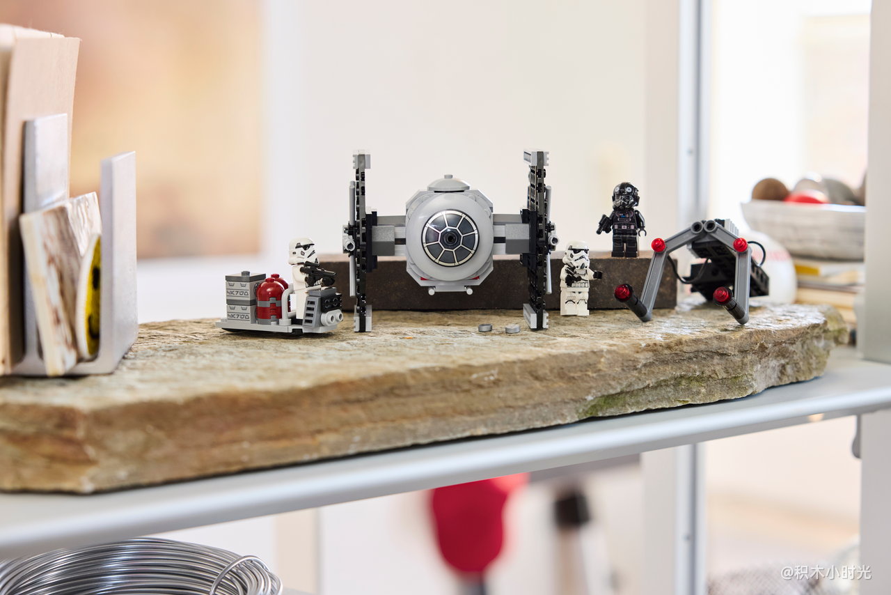 乐高 40771 带有帝国武器架的 TIE 战斗机