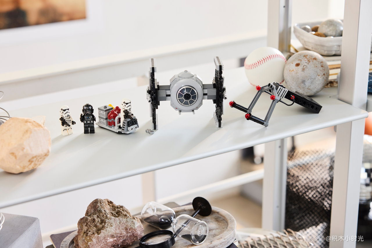 乐高 40771 带有帝国武器架的 TIE 战斗机