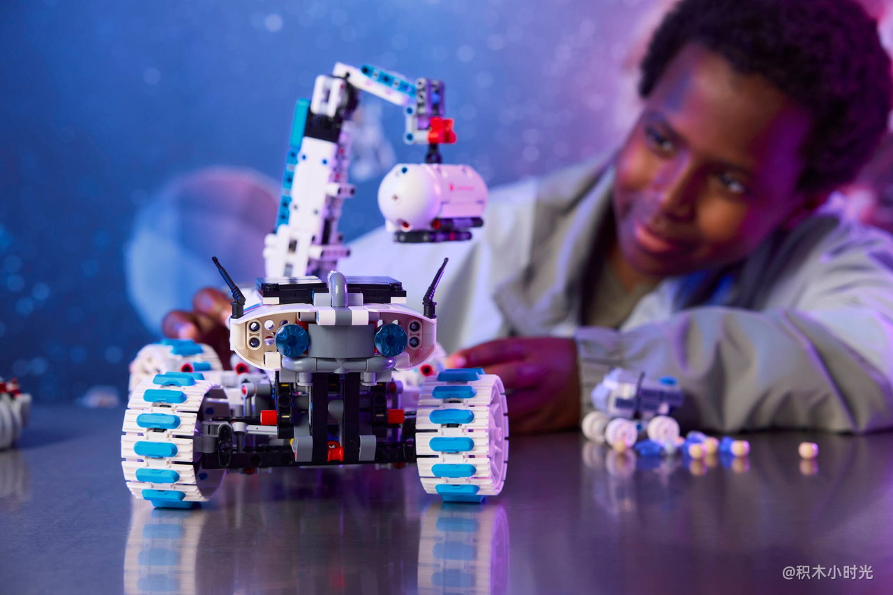 乐高 42211 Lunar Outpost™ 太空探月车