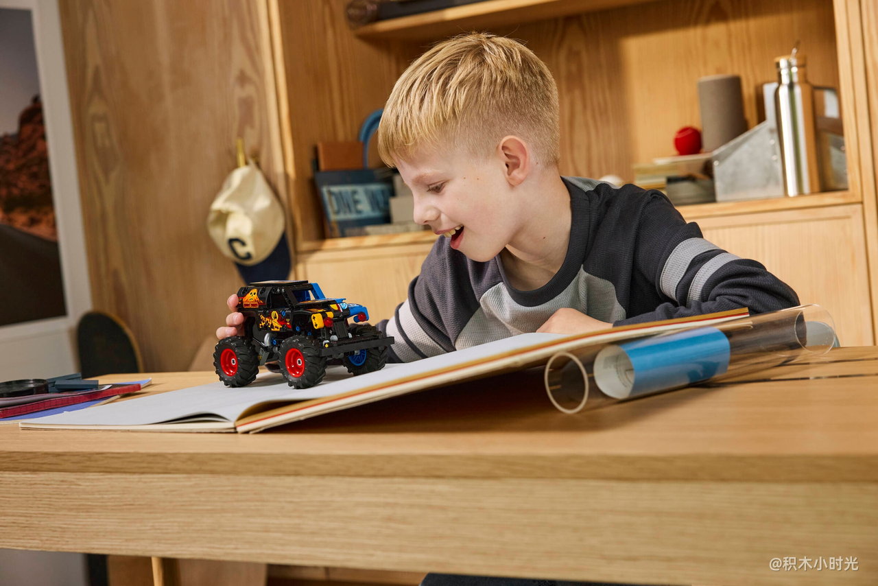 乐高 42219 Monster Jam™ Grave Digger™ 火冰回力车