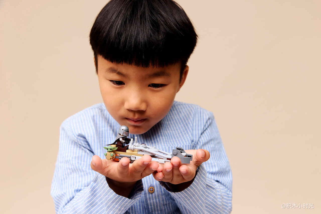 乐高 75436 曼达洛人与古古的飞行摩托™