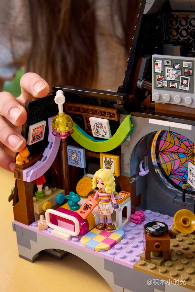 乐高 76781 星期三与伊妮德的寝室